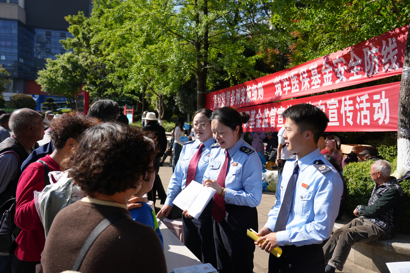 税务干部向群众宣传发票维权及发票基础知识。
