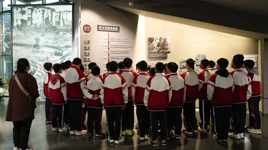 青少年走进中国红十字会救护总队贵阳图云关抗战纪念馆。
