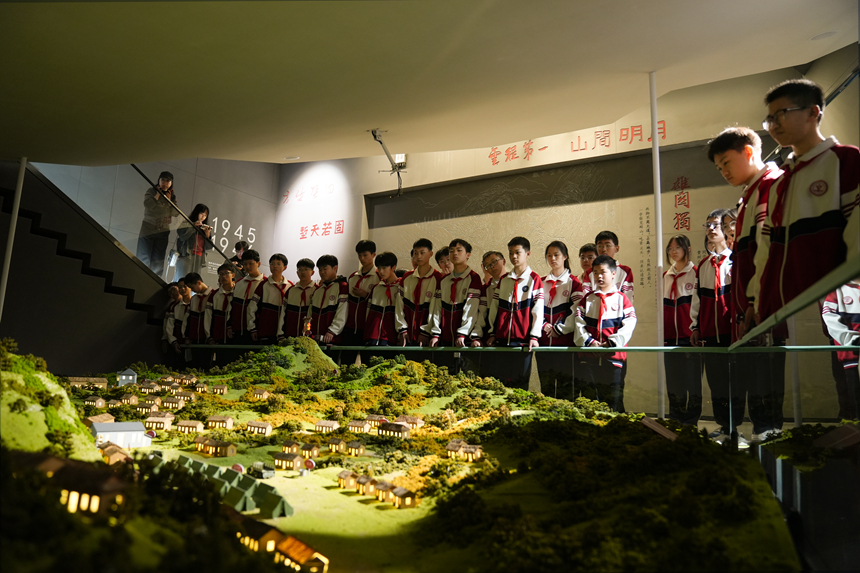 青少年走进中国红十字会救护总队贵阳图云关抗战纪念馆。 