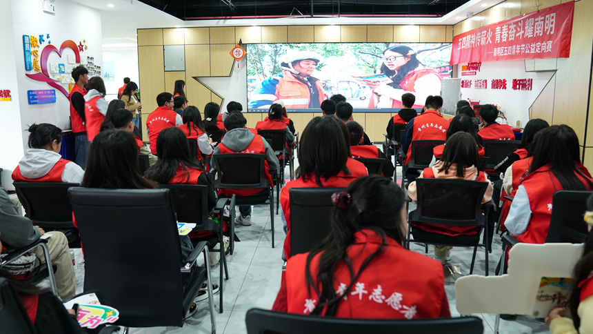 公益定向赛以“致敬劳动者”“寻访奋斗路”等任务打卡形式，串联甲秀楼、青云市集、曹状元街区等城市地标。