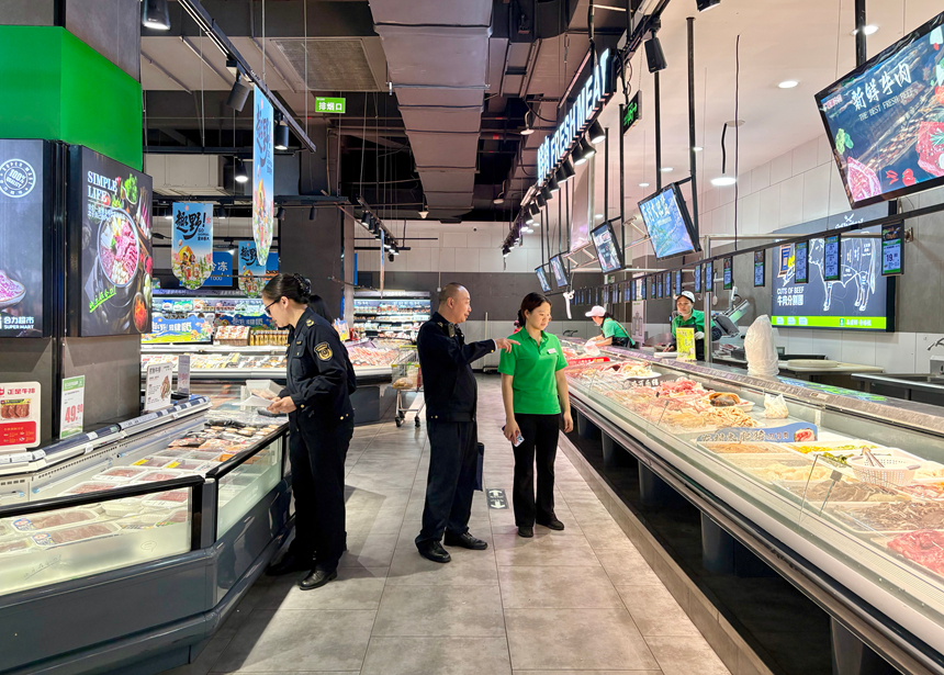 1、在仁怀城区一家大型超市内，执法人员正仔细核查食品生产日期、保质期、储存条件等信息。