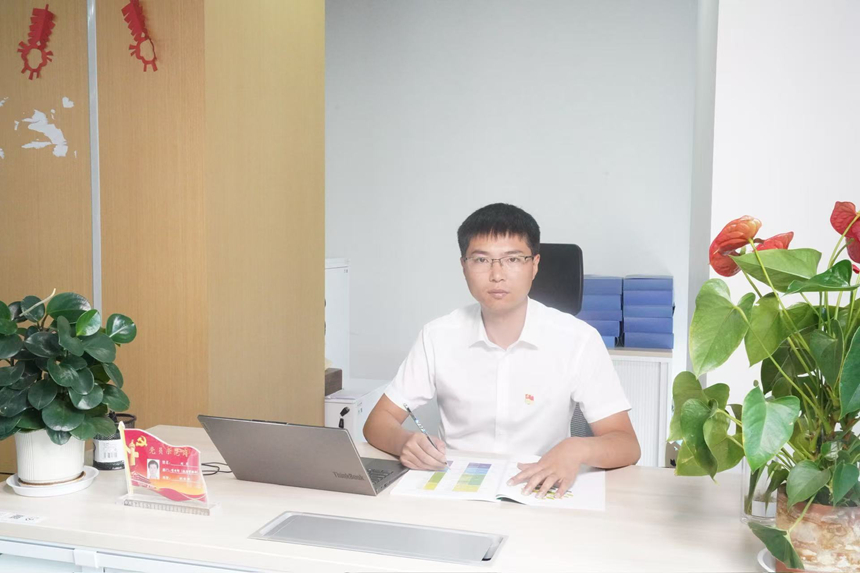 工作中的刘军。