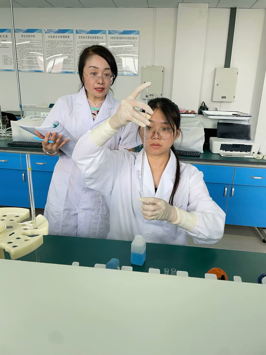 徐敏指导学生做实验。