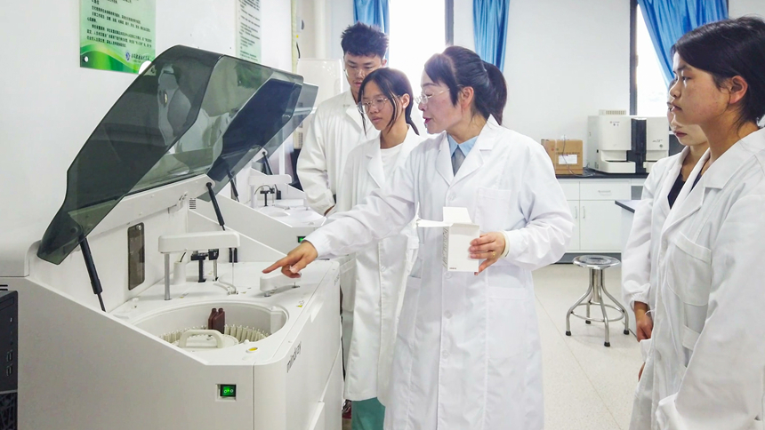 徐敏指导学生做实验。