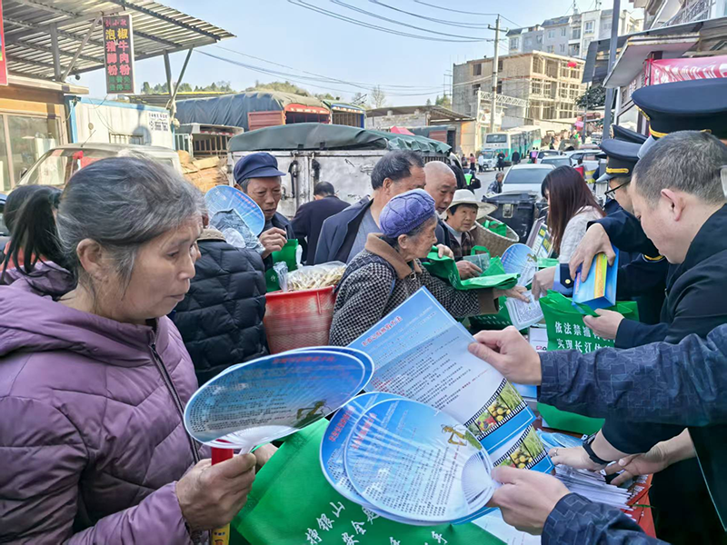 农业技术人员深入乡镇、村组宣传讲解种植政策和技术。