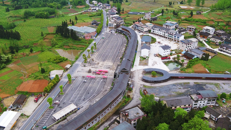 G352線緊鄰潛龍洞景區大門延伸.jpg