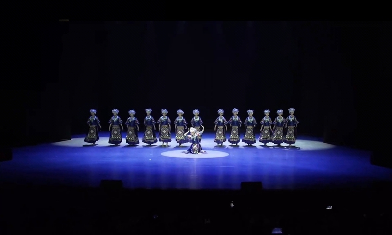 《苗族摆手表演性组合》。