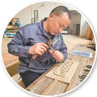 吴胜成在案前工作。