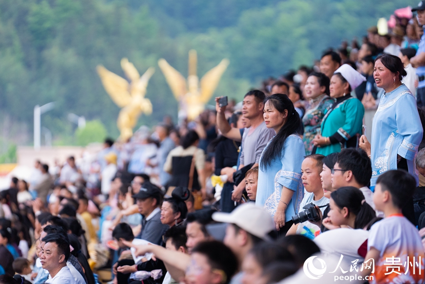 观众在现场观看比赛。人民网记者 涂敏摄