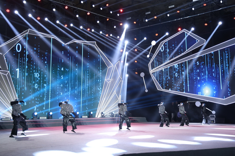 2 图为仿生机器人表演.JPG