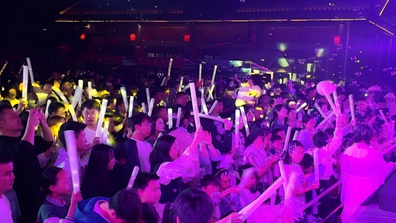 3、现场观众跟着音乐晃动荧光棒。税会静 摄.jpg