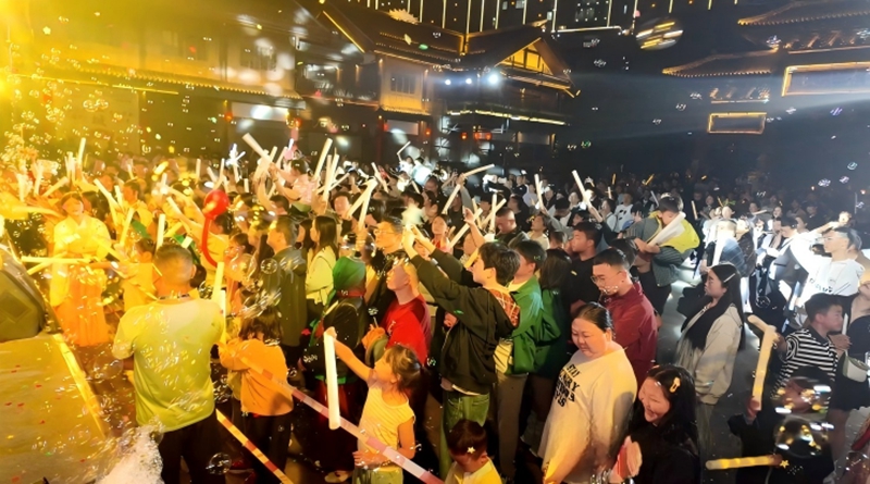 4、演唱会现场氛围热闹非凡。税会静 摄.jpg