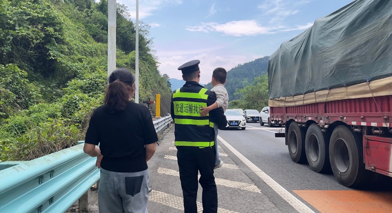 2 图为执法人员将母子二人护送至安全区域.jpg