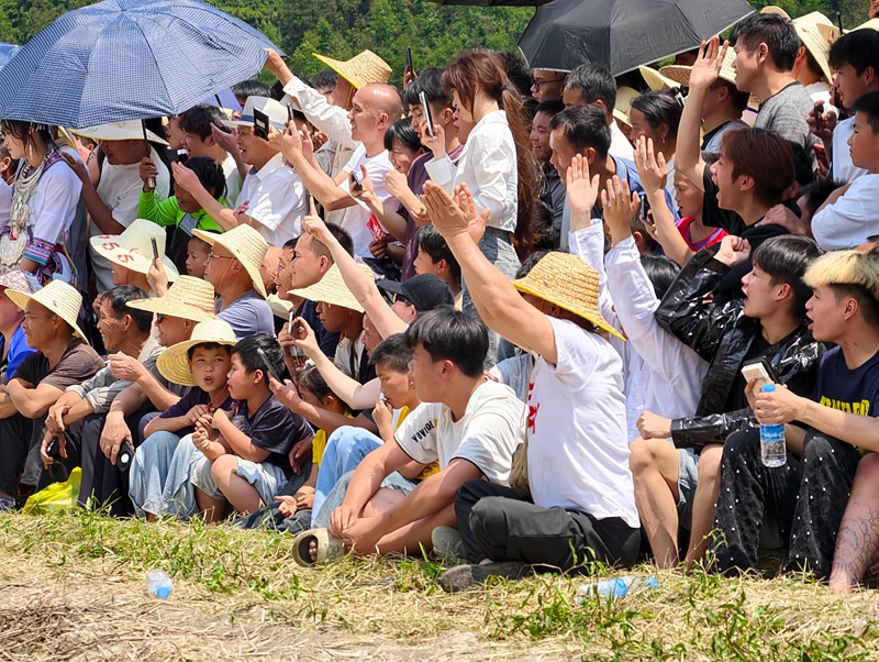 2现场观众掌声雷鸣朱永琴摄） (1).jpg