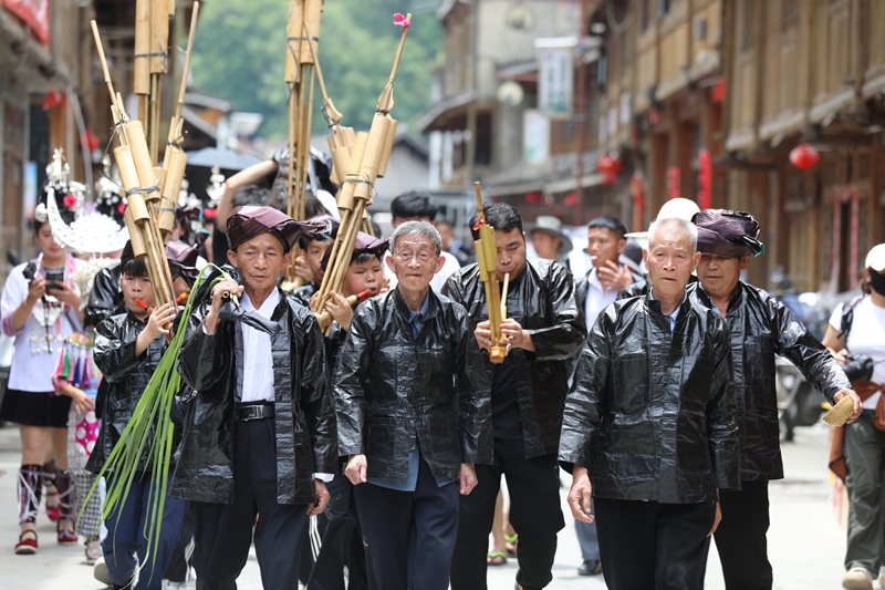 7村民衣着盛装参加摔跤“踩堂”活动 (吴光辉摄) (1).JPG