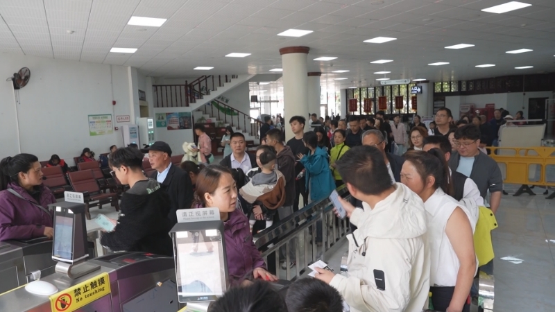 景区内游客络绎不绝(1).jpg