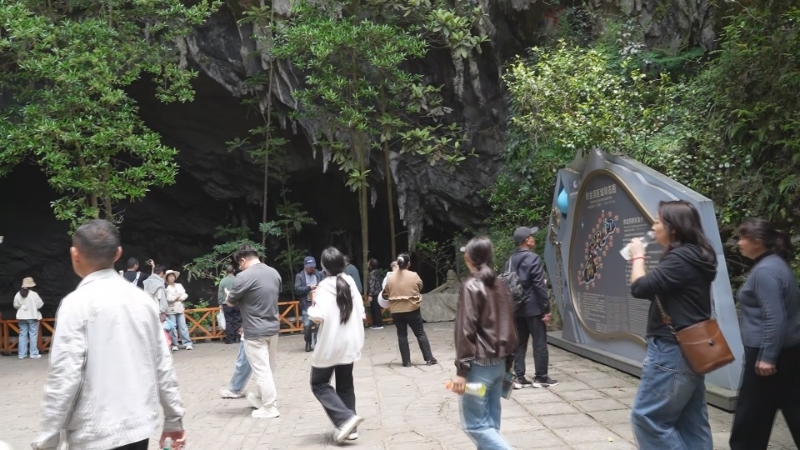景区内游客络绎不绝.jpg