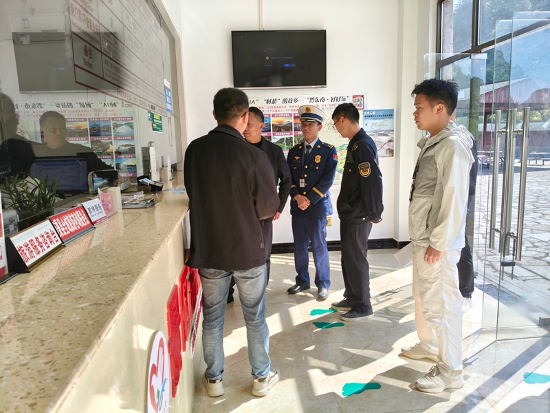 执法人员抽查景区售票厅工作人员一懂三会掌握情况.jpg