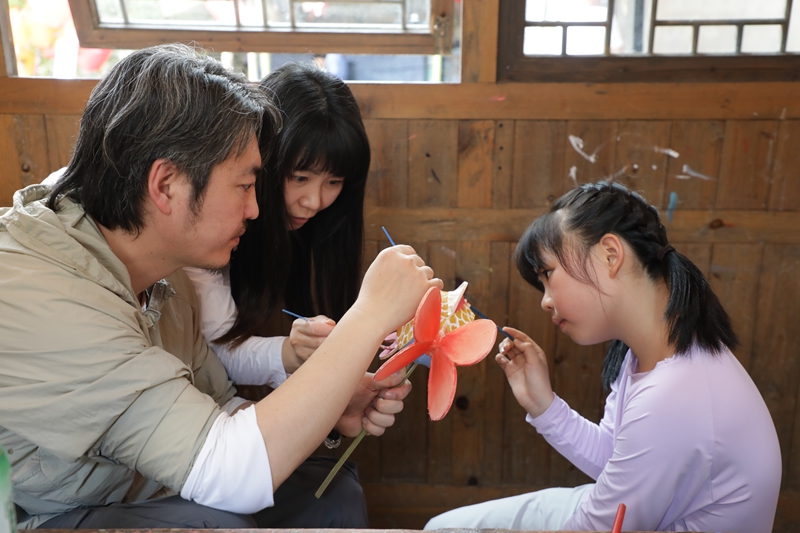 游客一家制作非遗鱼灯.JPG