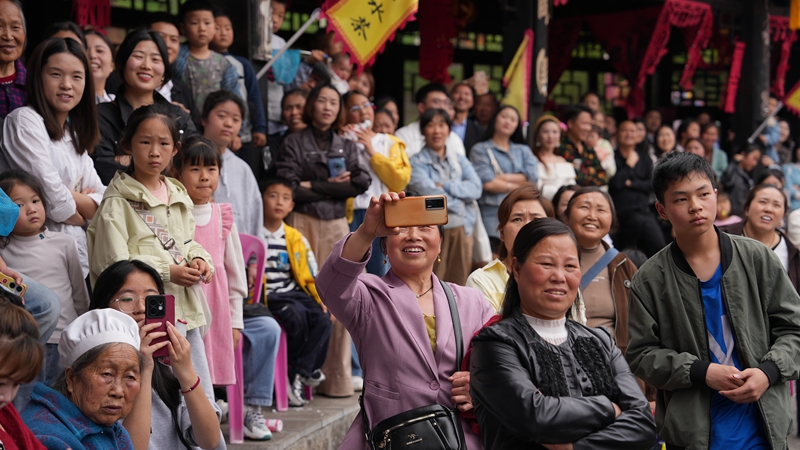 图为龙潭千年仡寨相亲交友活动现场观众 (2).jpg
