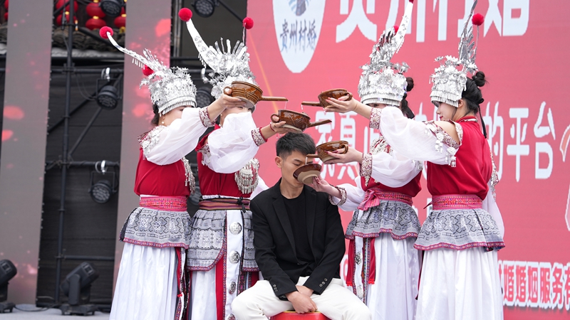 图为龙潭千年仡寨相亲交友活动现场.jpg