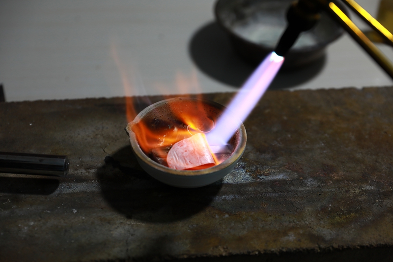 剑河县银匠邰引岩在制作银饰。