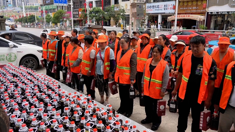 致敬“城市美容师”！2026年5月1日，云峰臻选五一节暖心慰问纳雍环卫工人。