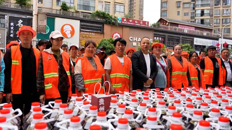 致敬“城市美容师”！2026年5月1日，云峰臻选五一节暖心慰问纳雍环卫工人。