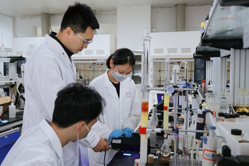 姚震（中）在实验室对学生开展实验操作指导。贵州中医药大学供图