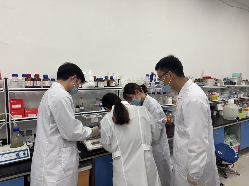 陈鹏（右1）指导学生进行动物灌胃药配制。贵州中医药大学供图