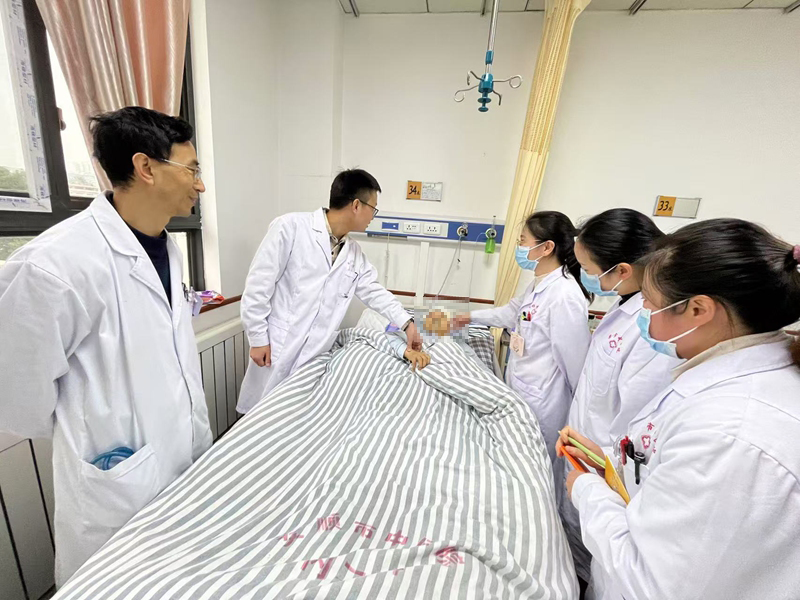 陈鹏（左2）在基层中医院开展临床带教，传授诊疗经验与技能。贵州中医药大学供图