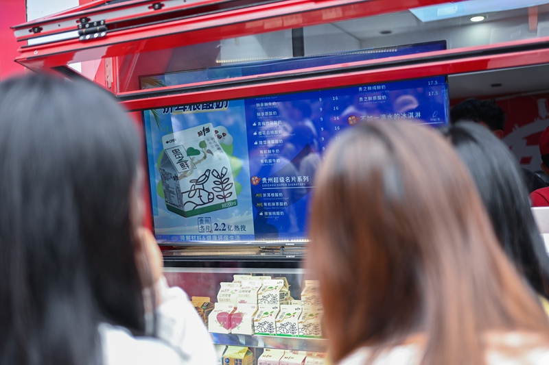 2 消费者选购好一多乳品。
