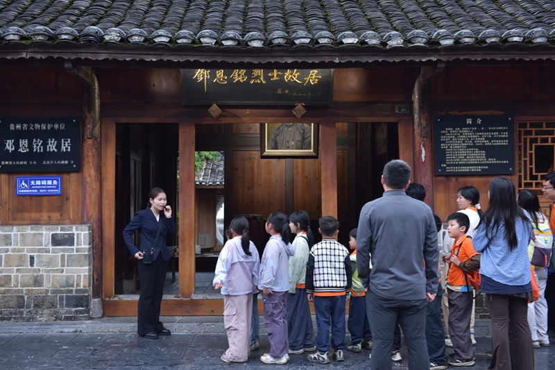 2 學員來到鄧恩銘故居前.JPG