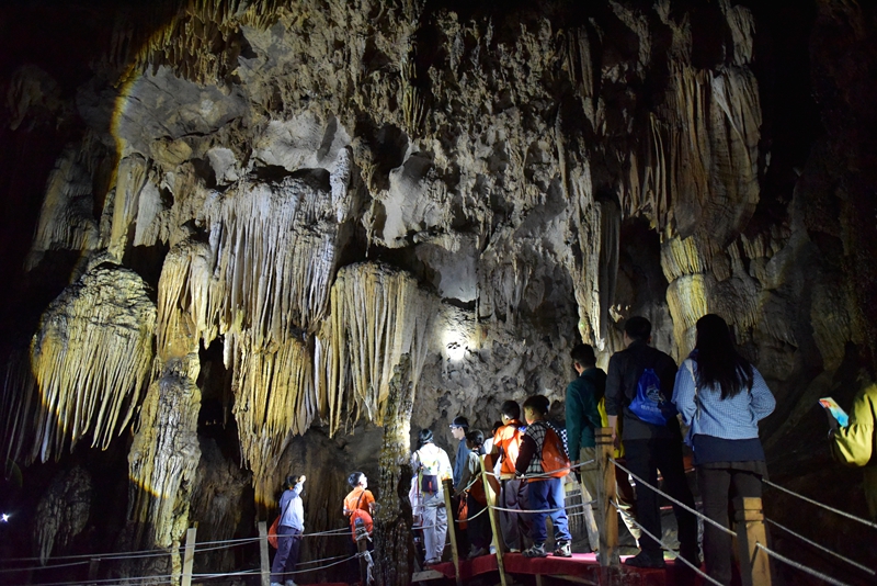 4 學員在觀看溶洞地貌.JPG