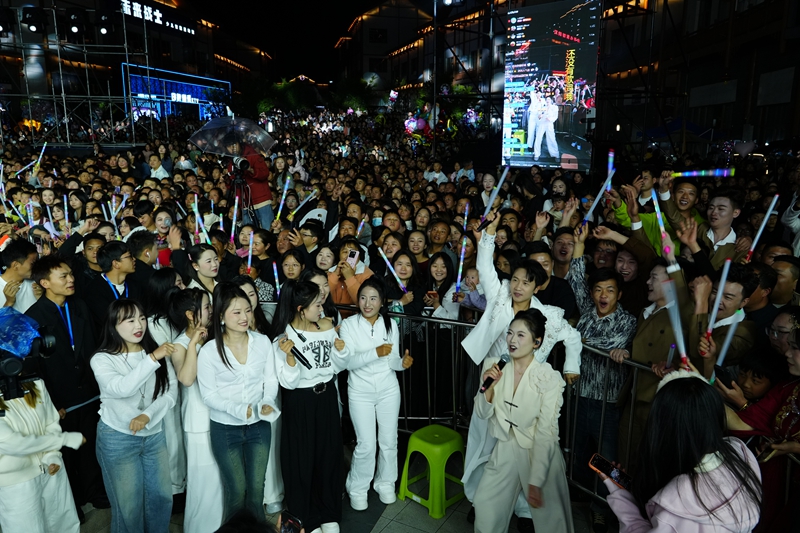 2026年5月2日，“阿西裡西 民族歡歌”直播活動現場。陳永鵬攝