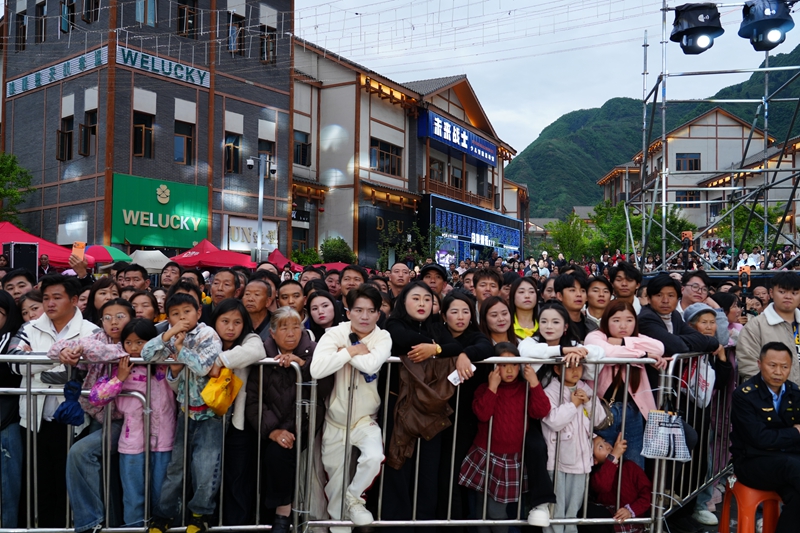 2026年5月2日，“阿西裡西 民族歡歌”直播活動現場。陳永鵬攝
