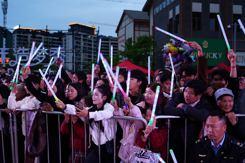 2026年5月2日，“阿西裡西 民族歡歌”直播活動現場。陳永鵬攝