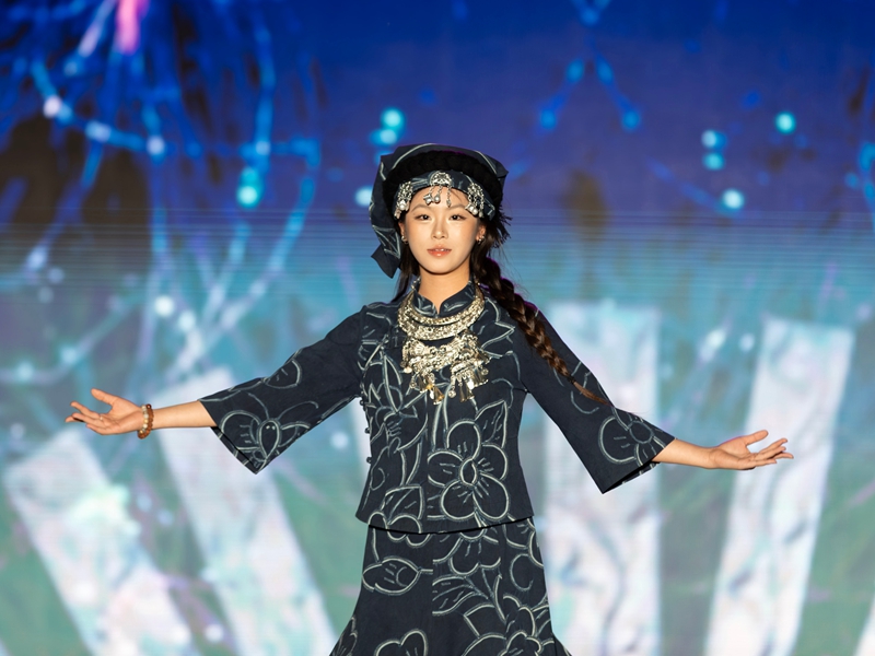 2026年4月30日，表演者在贵州省黔南布依族苗族自治州罗甸县玉湖公园“村T”舞台展示民族服饰。