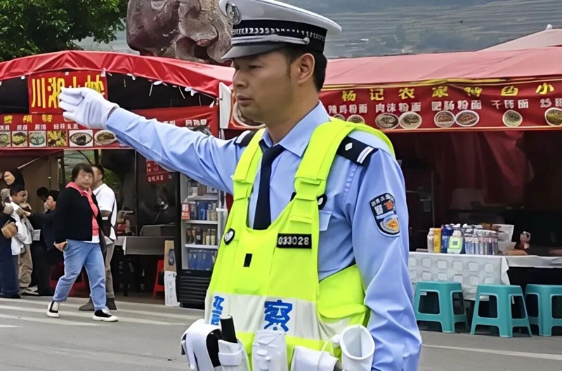 3 圖為交警許會中在崗位上來回指揮交通。.jpg