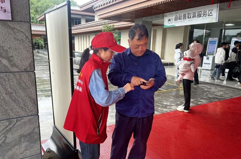5 圖為志願者洪麗為游客引導購票.jpg
