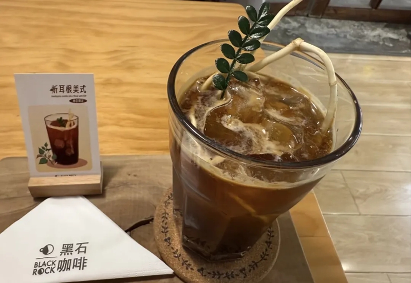 店内招牌折耳根美式。