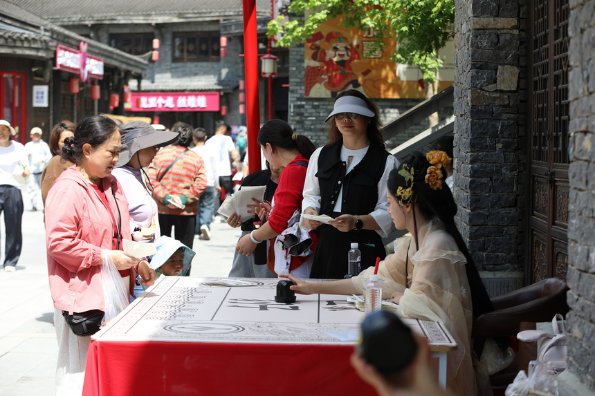 游客體驗劇情換銀票。