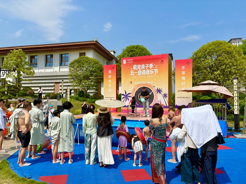 3、在仁怀温泉度假区，灵动的海狮灵活翻转、顶球献艺，引得现场游客阵阵欢呼。.jpg