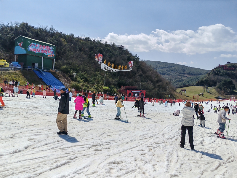 玉舍雪山滑雪场。周瑞平.jpg