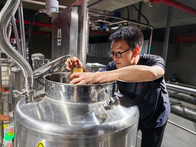 3、劲牌茅台镇酒业有限公司员工正在测量原酒度数。