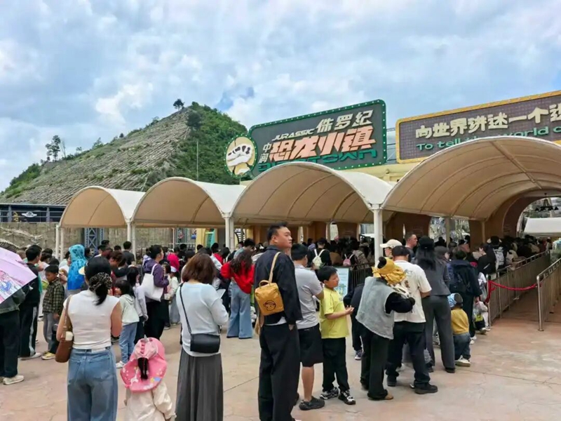 侏罗纪恐龙小镇人气爆棚。 景区供图.jpg