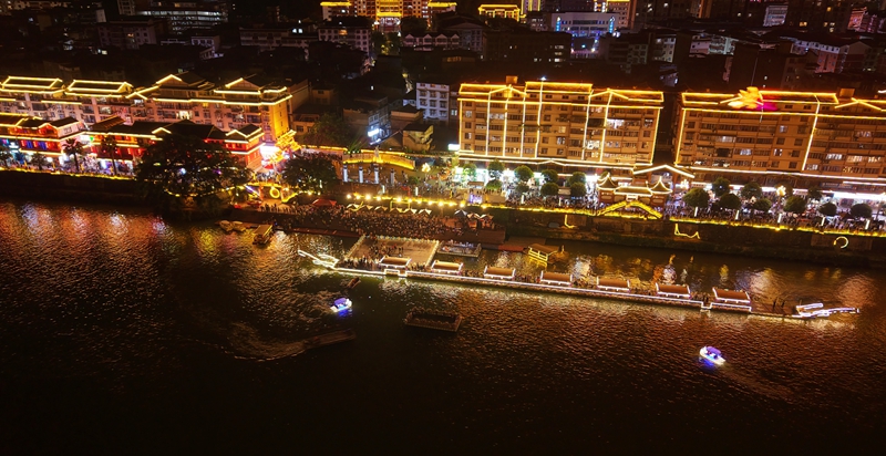 夜幕降临，都柳江畔热闹非凡1.jpg