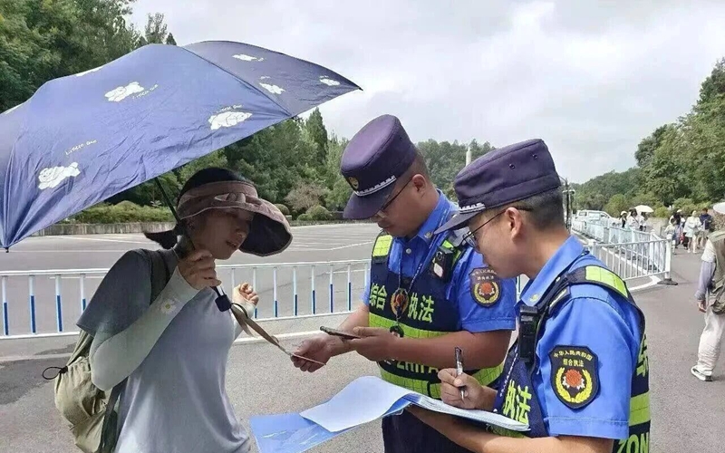 綜合執法人員解決游客訴求.jpg