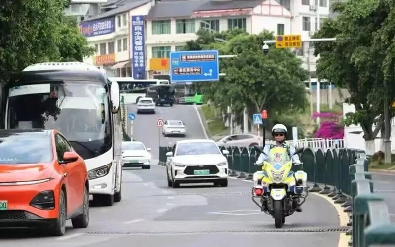 交警為景區疏堵保暢.jpg