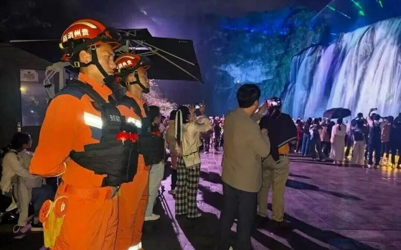 消防救援大隊在黃果樹景區實行駐點+巡邏模式。.jpg